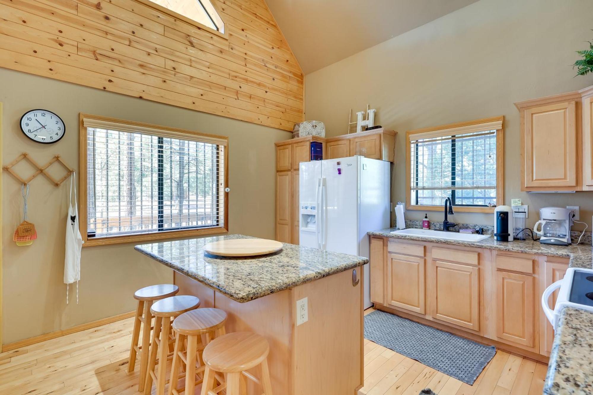 Dog-Friendly Nutrioso Cabin With Wraparound Porch! Bagian luar foto
